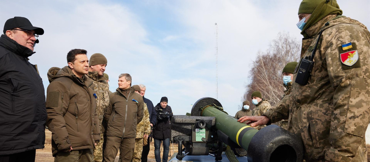 Una foto proporcionada por el servicio de prensa presidencial muestra una vista general de los ejercicios tácticos en un campo de tiro cerca de Rivne, Ucrania.
