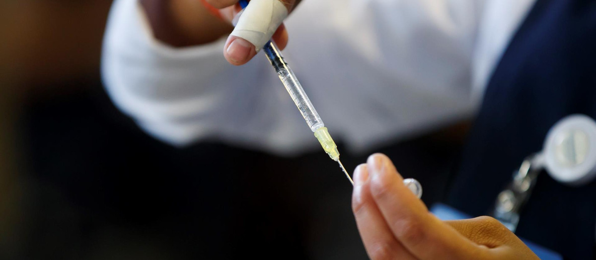 Personal de salud prepara una dosis contra la COVID-19 en un centro de vacunación en México