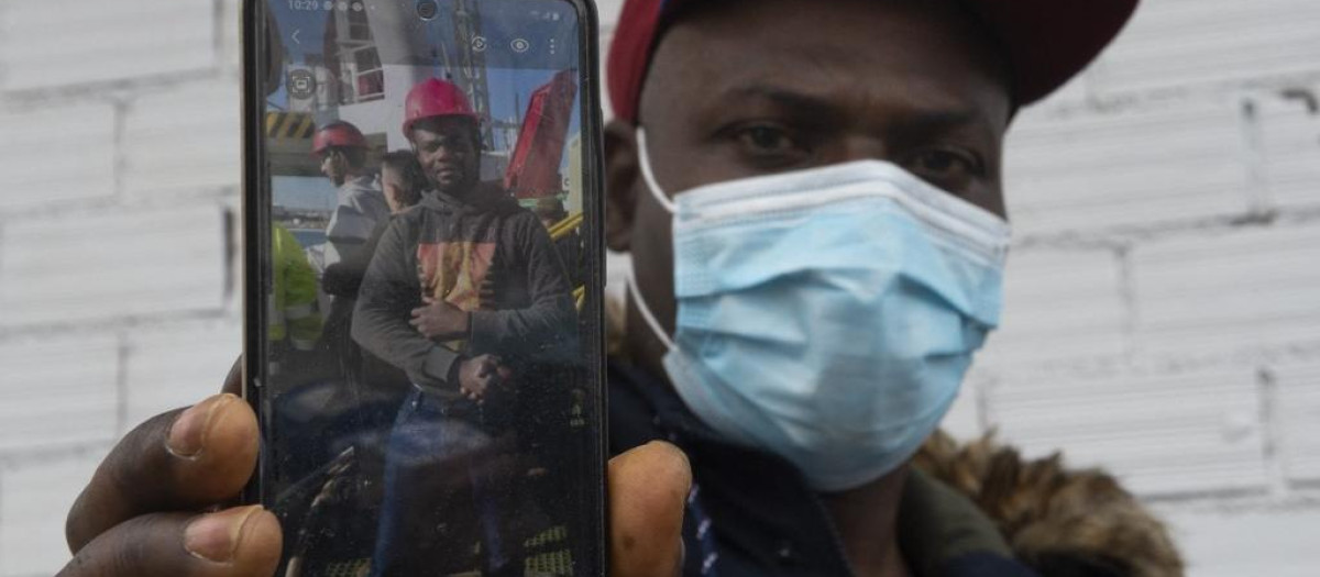 Un familiar de Edemon Okutu, uno de los tripulantes gallegos del 'Villa de Pitanxo'