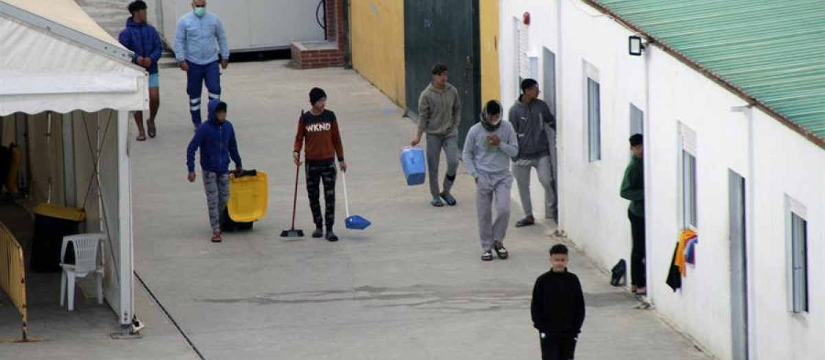 Varios menores marroquíes, en noviembre, en el albergue de Piniers, en Ceuta