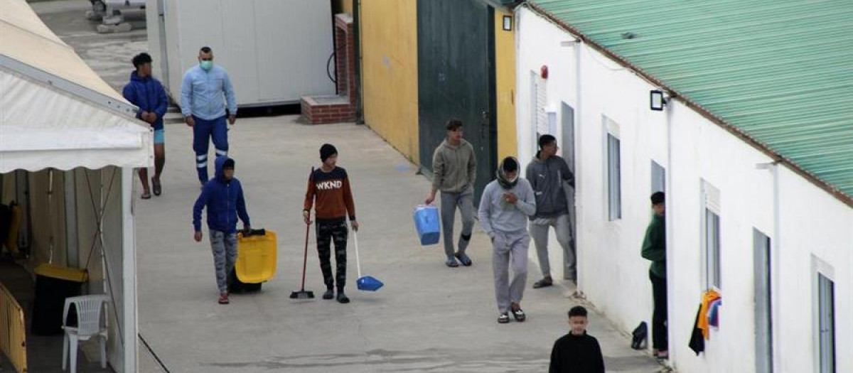 Varios menores marroquíes, en noviembre, en el albergue de Piniers, en Ceuta
