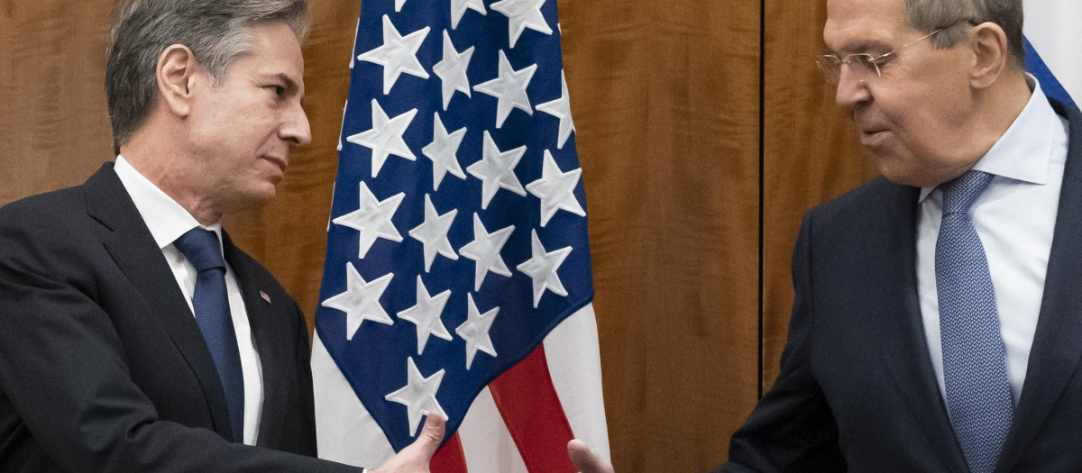 El secretario de Estado de EE.UU Antony Blinken (Iz), y el ministro de Relaciones Exteriores de Rusia, Sergei Lavrov (Archivo)