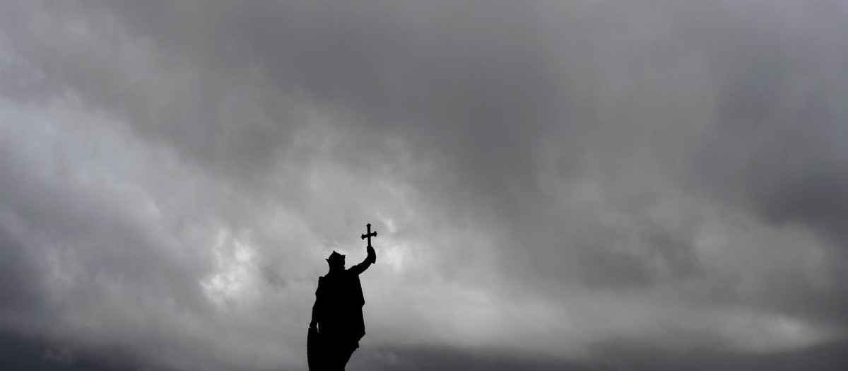Cielo nuboso en Gijón, este lunes