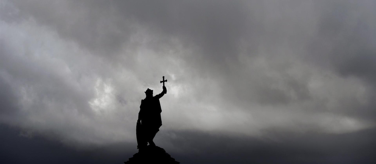 Cielo nuboso en Gijón, este lunes