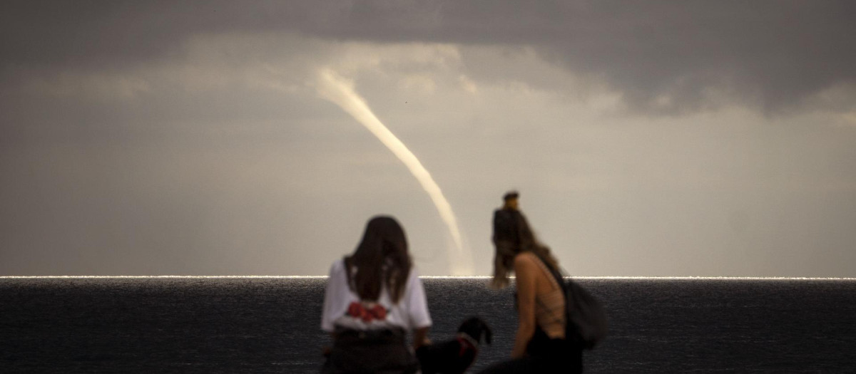 Dos personas contemplan una nube embudo en Barcelona en 2020