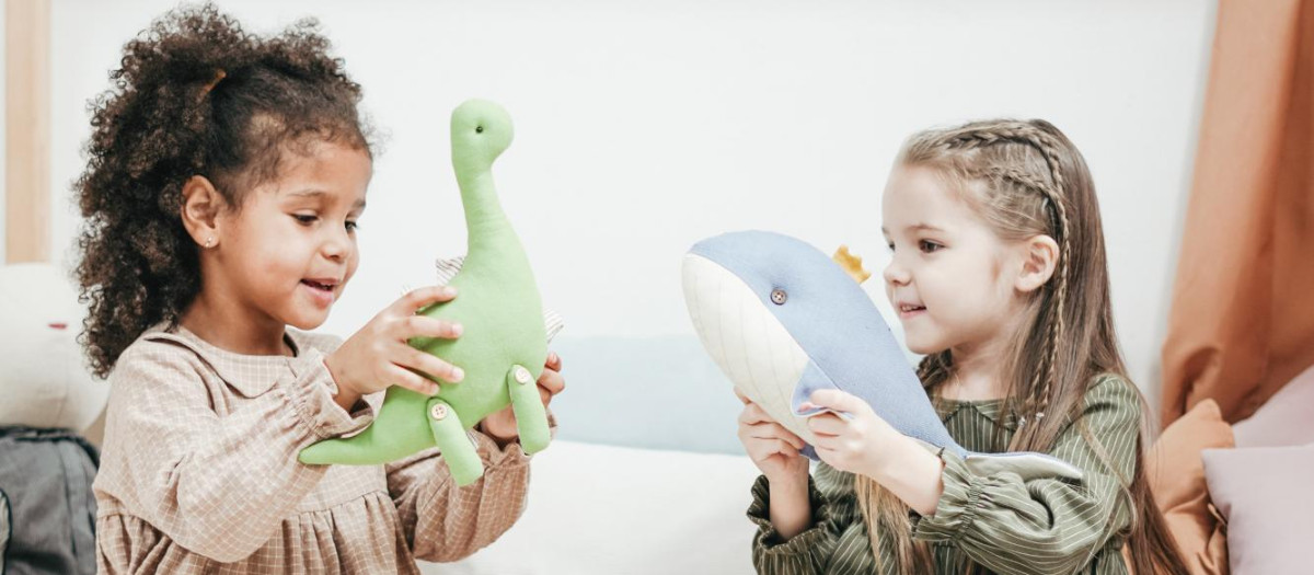 Mientras los niños juegan con muñecos hablan de los pensamientos y las emociones de los demás