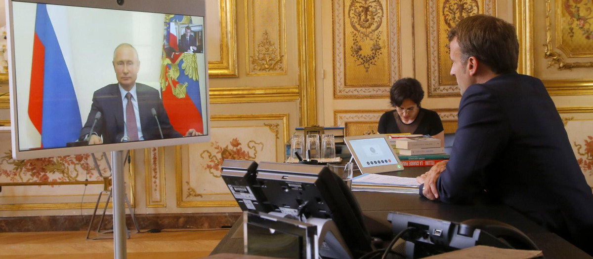 El presidente de Francia, Emmauel Macron, en una videoconferencia con su homólogo ruso, Vladimir Putin, en una imagen de archivo