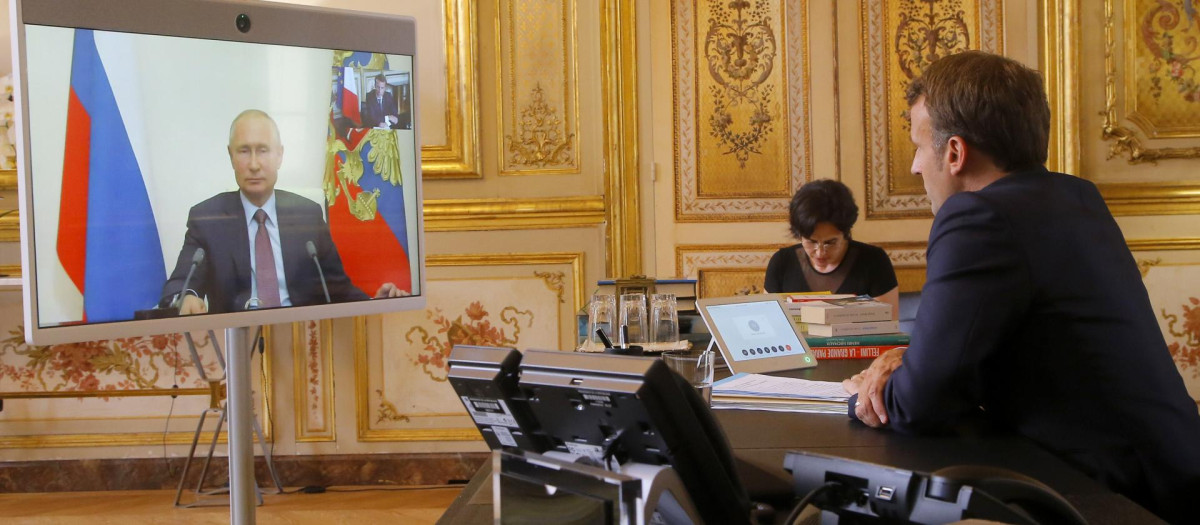 El presidente de Francia, Emmauel Macron, en una videoconferencia con su homólogo ruso, Vladimir Putin, en una imagen de archivo