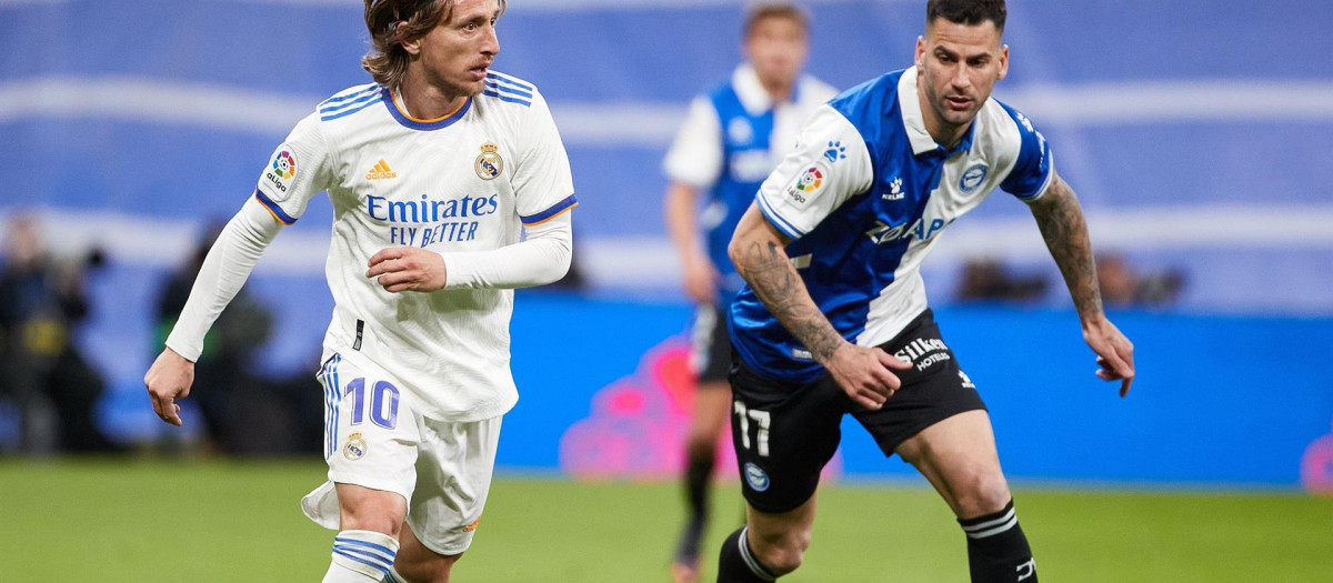 Luka Modric conduce el balón en el partido del Real Madrid frente al Alavés