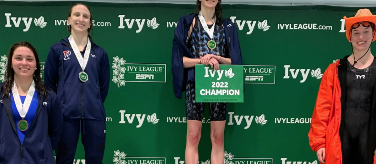 Lia Thomas en el primer lugar del podio de la Ivy League
