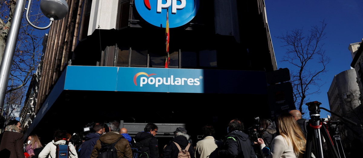 Periodistas en la sede del PP este lunes