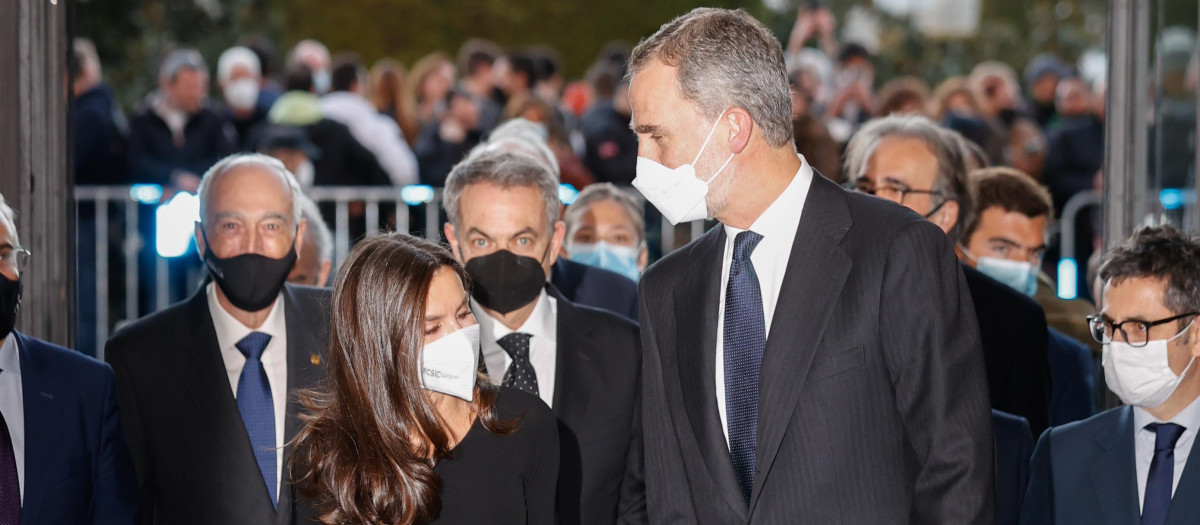 Don Felipe junto a Doña Letizia, a su llegada al Teatro Real de Madrid, por delante de algunas autoridades conocidas, como el expresidente del Gobierno, José Luis Rodríguez Zapatero