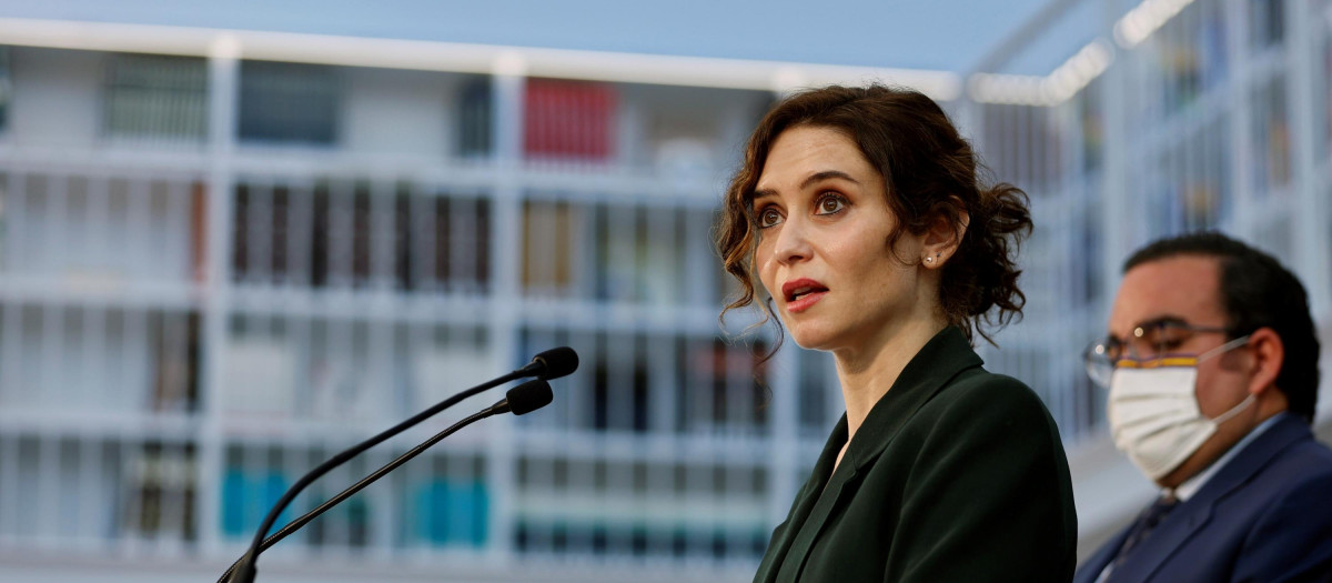 a presidenta de la Comunidad de Madrid, Isabel Díaz Ayuso, durante su intervención en la Biblioteca Municipal de Boadilla del Monte