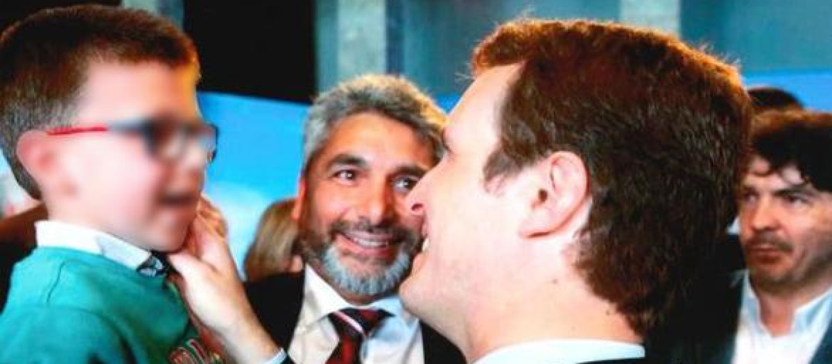 Pablo Casado junto al hijo del diputado Víctor Píriz