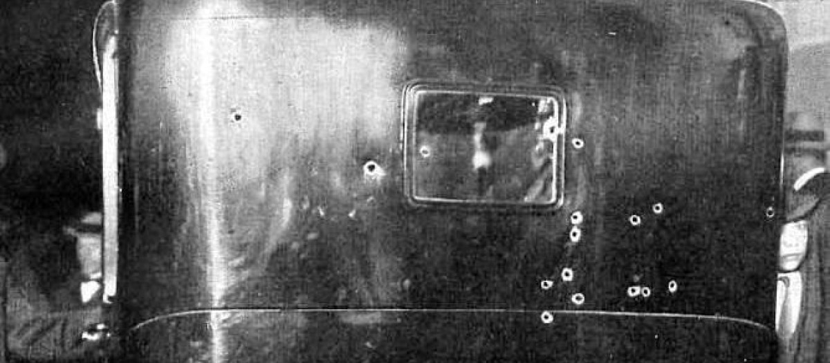 Foto de la parte posterior del automóvil en el que fue asesinado Dato cuando el vehículo atravesaba la Plaza de la Independencia24 en la que se aprecian los agujeros de bala