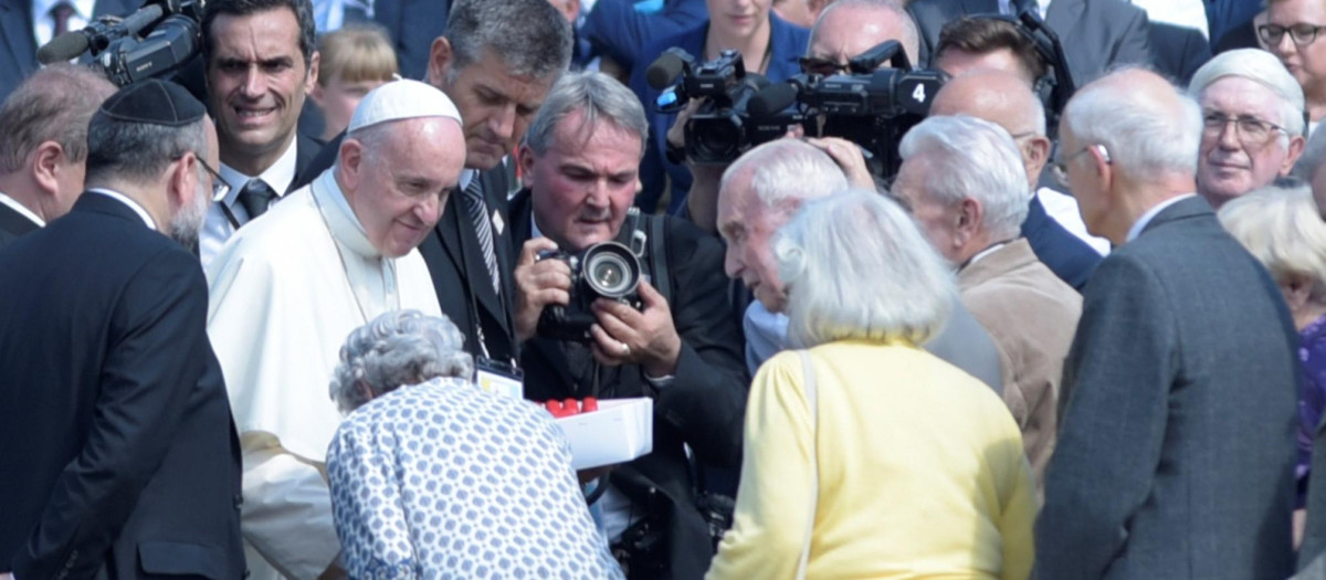El Papa Francisco con algunos de los supervivientes de Auschwitz en 2016
