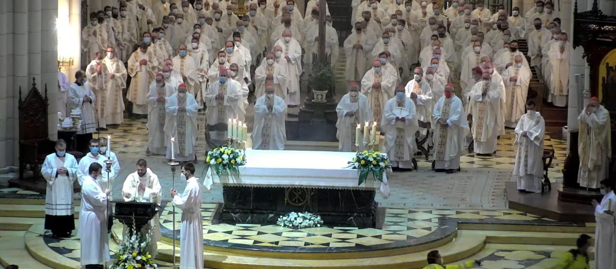 El cardenal Carlos Amigo se encuentra estable y a la espera del parte médico