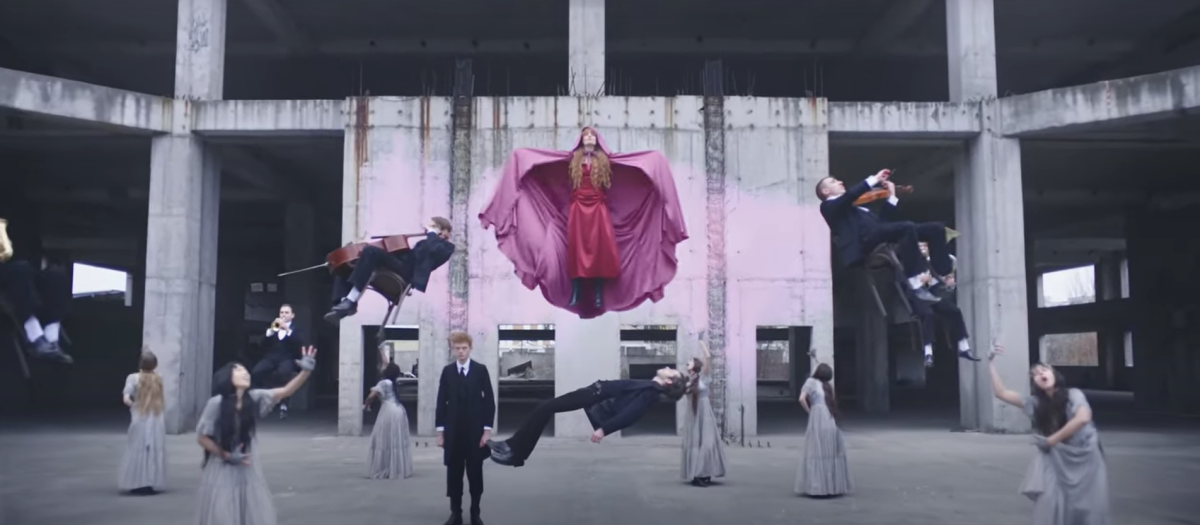 La cantante Florence Welch, de Florenca + The Machine, en un momento del videoclip de King, su nuevo tema con el que anticipa su nuevo disco