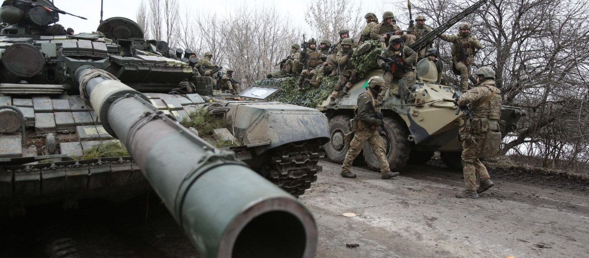 Soldados ucranianos se dirigen al frente en la región de Lugansk