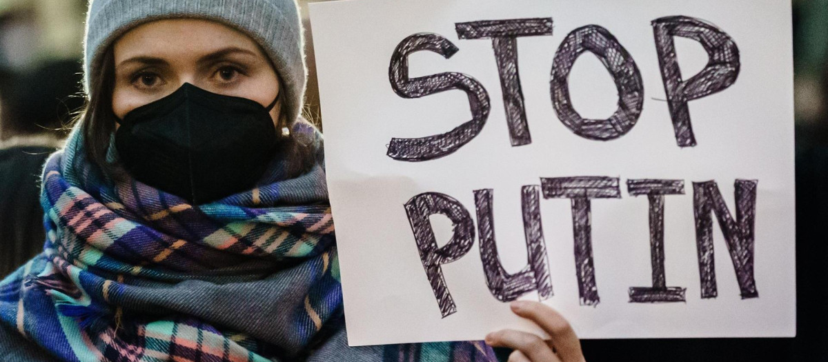 Un manifestante sostiene un cartón que dice "Stop Putin", durante un mitin frente a la embajada rusa en Berlín, Alemania