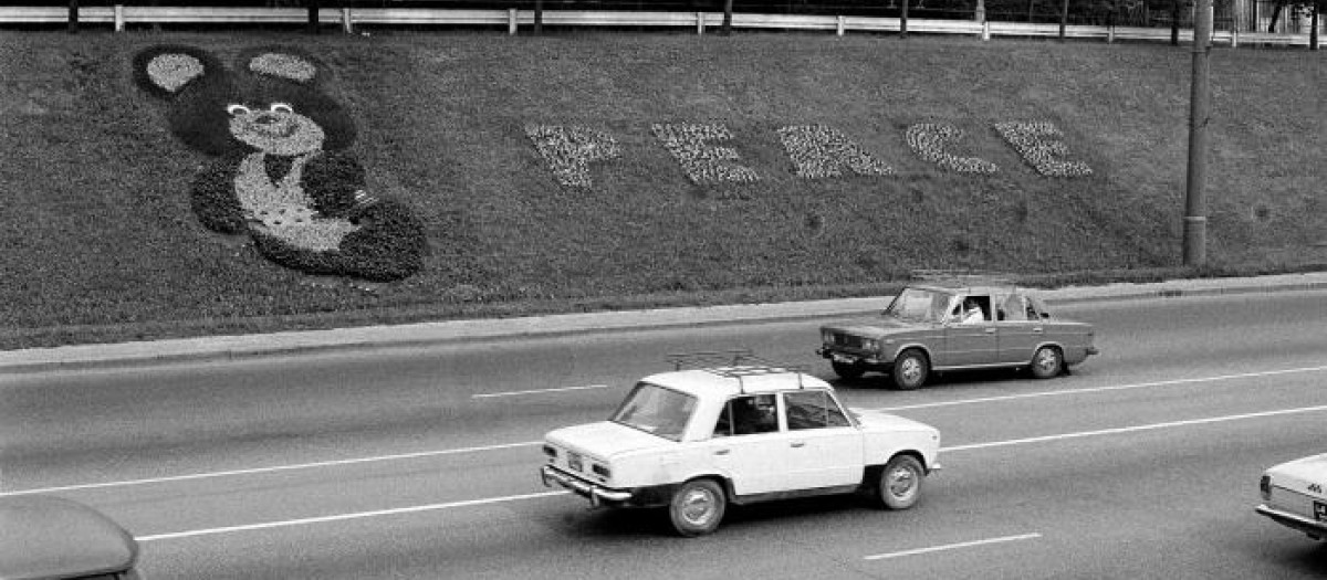El oso Misha, la mascota de los Juegos, junto a la palabra "paz" en Moscú en 1980