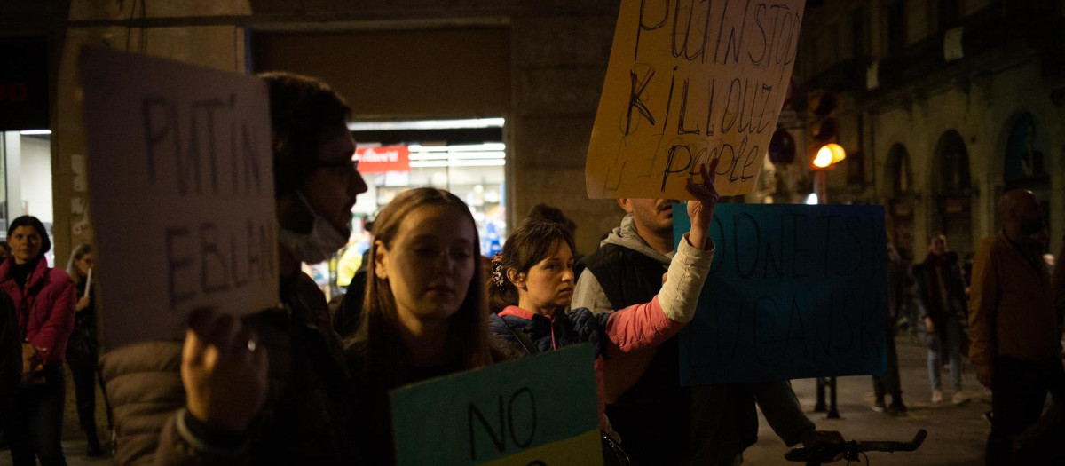 Varias personas sostienen pancartas en una concentración ante la embajada rusa en Barcelona tras los primeros ataques rusos registrados en Ucrania esta pasada madrugada, a 24 de febrero de 2022, en Barcelona, Cataluña (España)