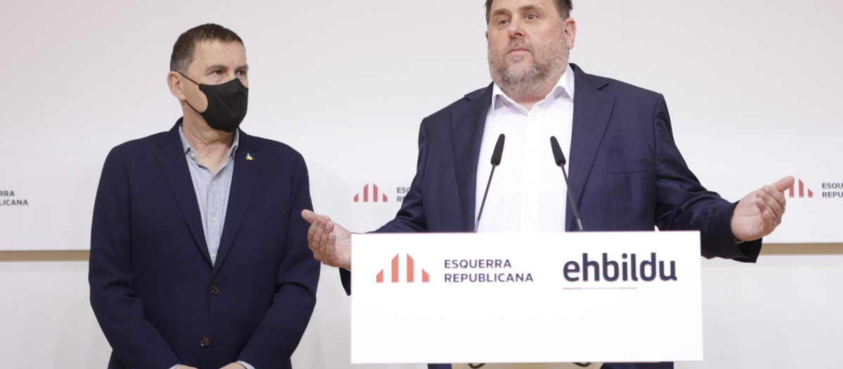 Oriol Junqueras y Arnaldo Otegi, en la rueda de prensa celebrada este viernes