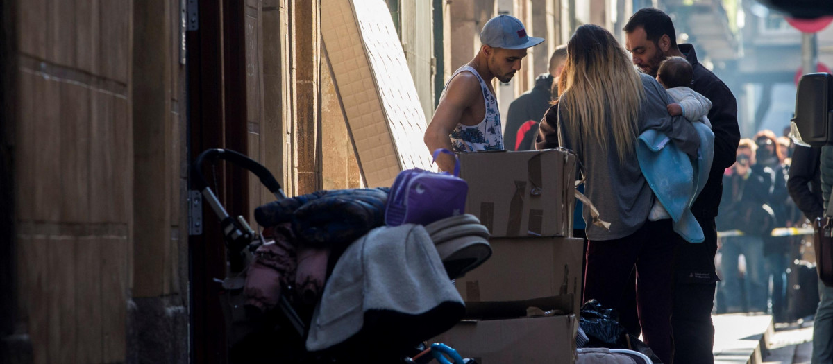 Un asistente social habla con una pareja que okupaba con su hijo un piso en Barelona