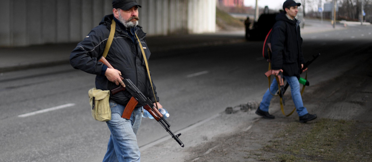 Voluntarios armados Kiev Ucrania