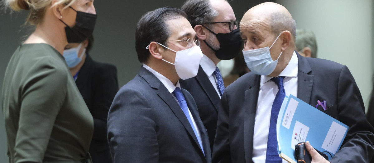 José Manuel Albares, ministro de Exteriores español, charla con su homólogo francés Jean-Yves Le Drian