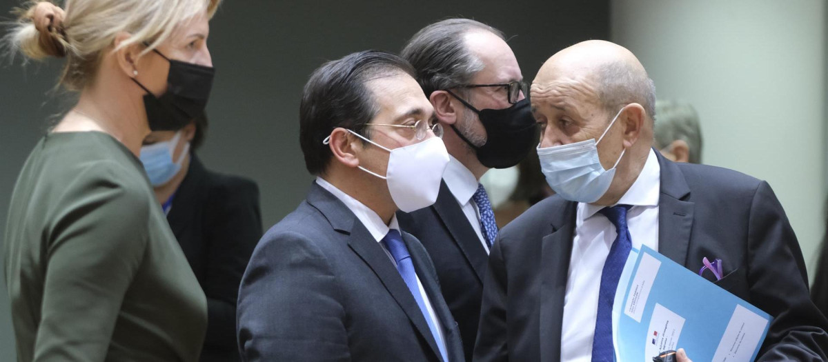 José Manuel Albares, ministro de Exteriores español, charla con su homólogo francés Jean-Yves Le Drian