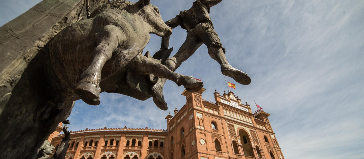 Estatua del torero José Cubero “Yiyo” en el exterior de la Plaza de Toros de Las Ventas
