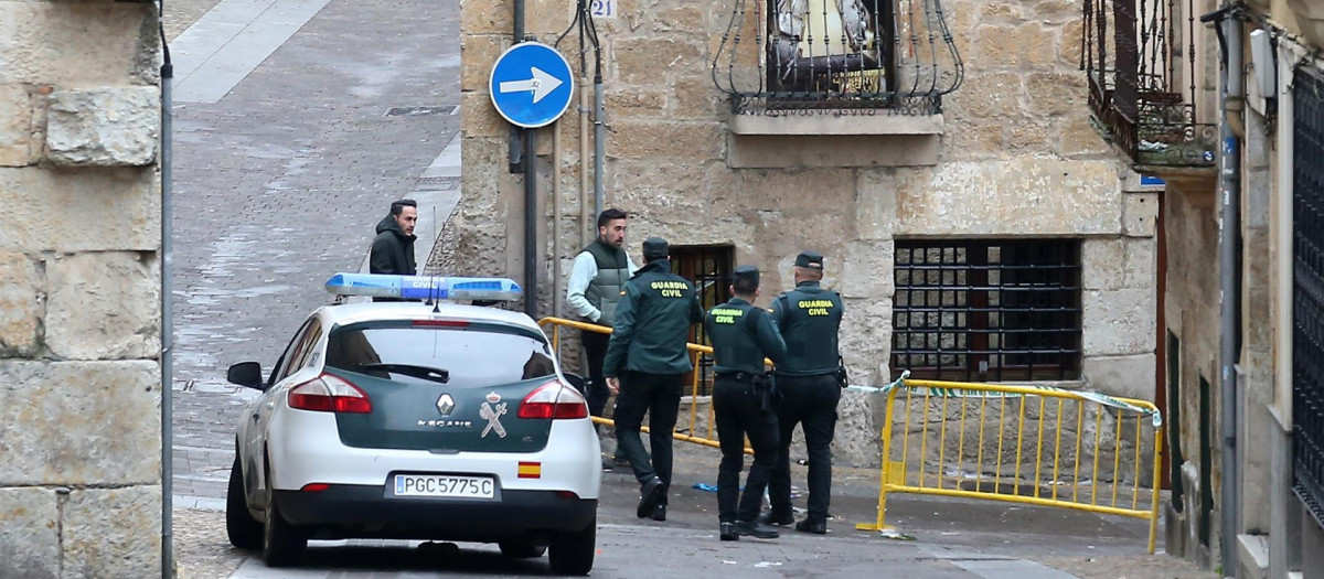 Agentes de la Guardia Civil, en el lugar donde fue asesinado el hombre