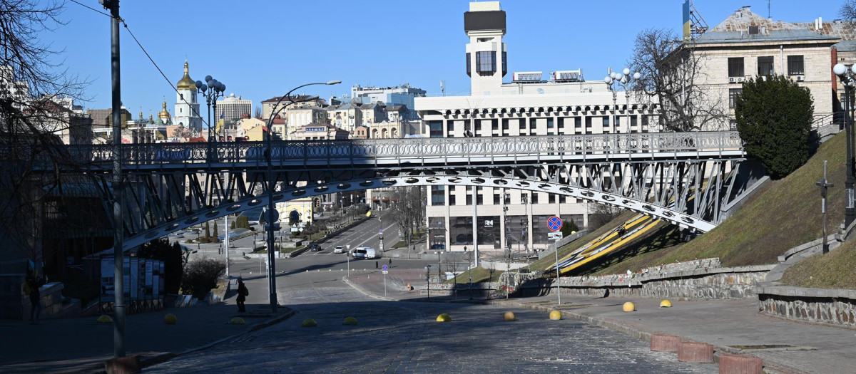 El avance de los tanques rusos hacia la capital ucraniana, el toque de queda, las constantes alarmas antiaéreas y el éxodo de su población han convertido Kiev en una ciudad fantasma