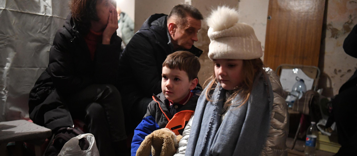 Una familia se refugia de los bombardeos bajo tierra en Kiev