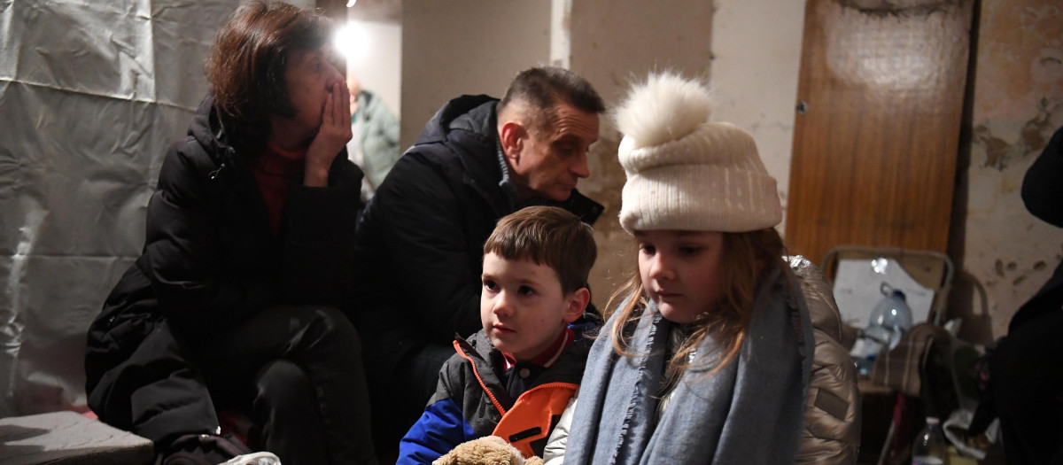 Una familia se refugia de los bombardeos bajo tierra en Kiev