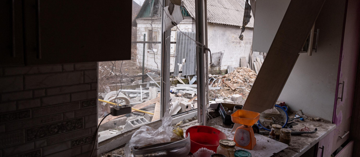 Escombros de un bombardeo cerca de una vivienda en Donetsk, en la región del Donbás, este sábado