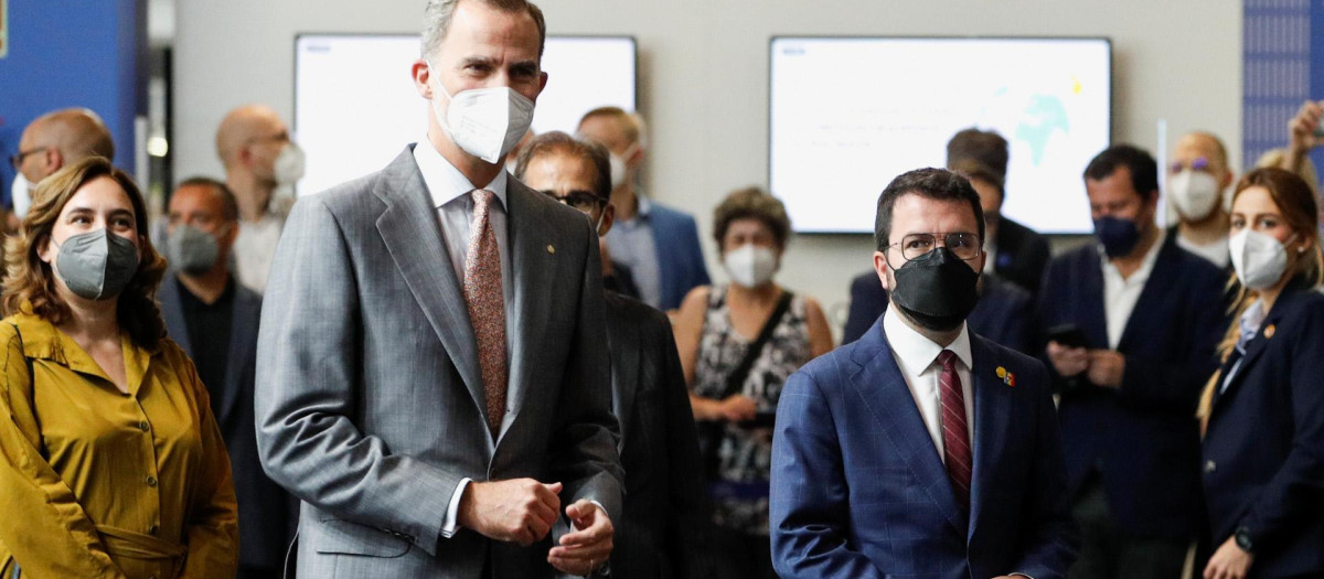 El Rey, Felipe VI, junto al presidente de la Generalitat, Pere Aragonés en 2021