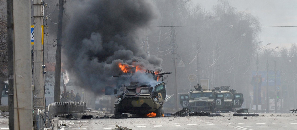 Un vehículo blindado arde en Jarkov (Ucrania), este domingo
