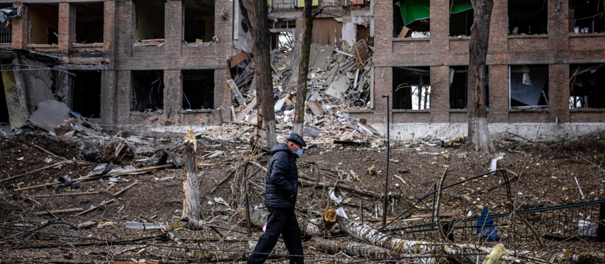 Un hombre camina delante de un edificio bombardeado en Vasilkov, cerca de Kiev, este domingo
