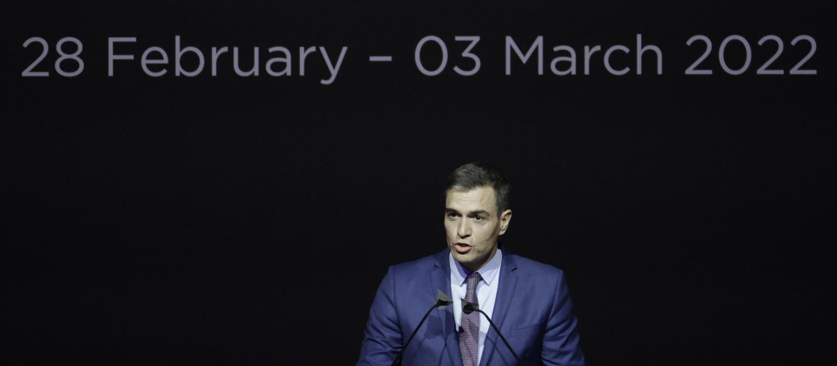 El presidente del Gobierno, Pedro Sánchez, durante su intervención hoy domingo en la cena oficial de inauguración del Mobile World Congress (MWC) que se celebra en Barcelona