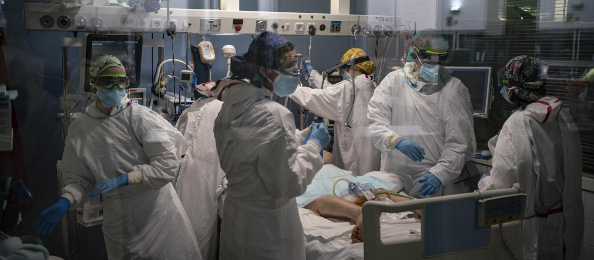 Pacientes con covid reciben atención médica en la Unidad de Cuidados Intensivos del Hospital del Mar en Barcelona