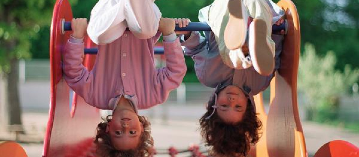 Abusar de las pantallas, por forzar la vista, estimula la aparición de miopía