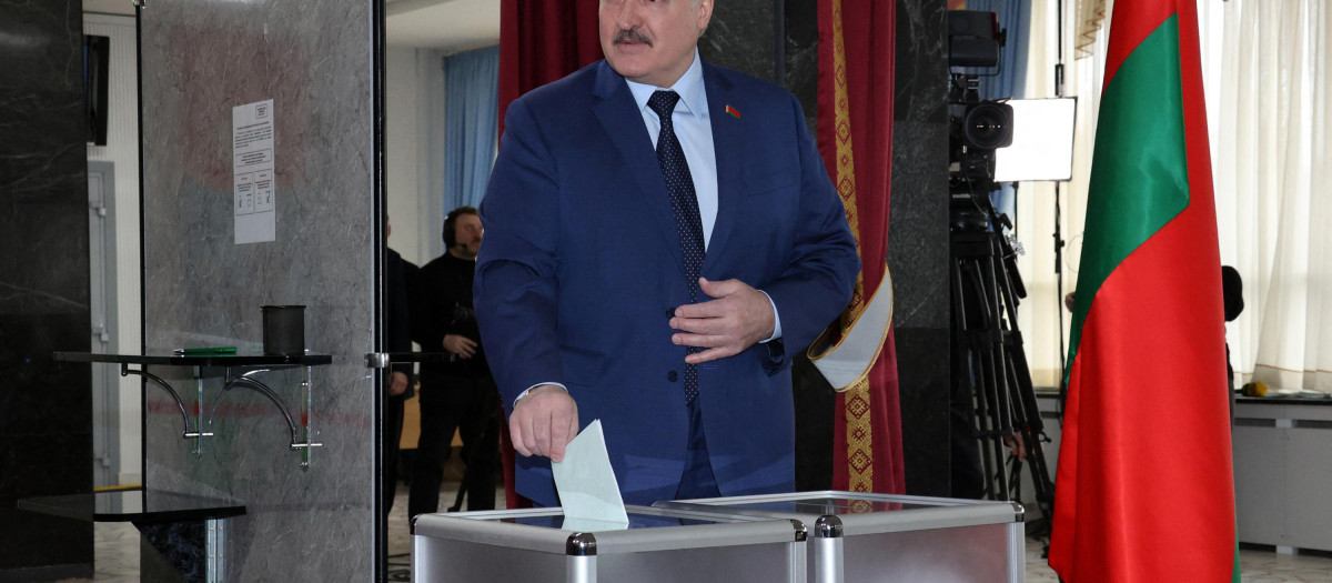 Alexander Lukashenko, emite su voto en el referéndum sobre las enmiendas constitucionales
