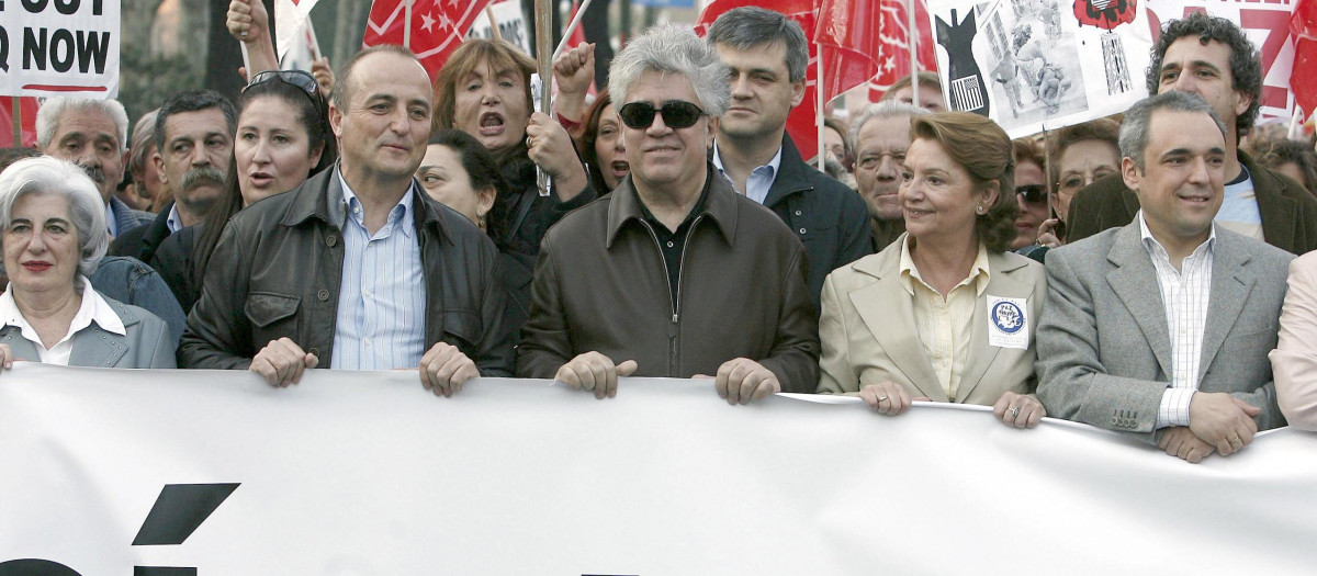 Pedro Almodóvar, Miguel Sebastián, Rafael Simancas y Elena Valenciano en manifestación convocada en la capital bajo el lema "Sí a la paz, fin de la ocupación de Irak"