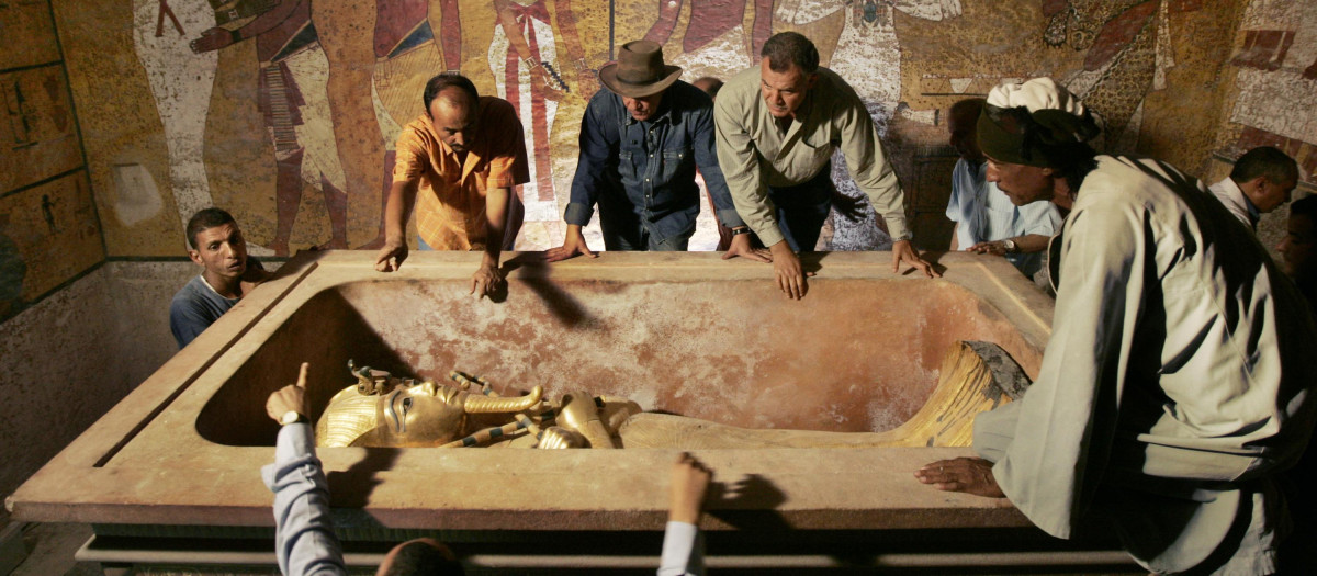 El arqueólogo y egiptólogo, el doctor Zahi Hawass examinando la tumba del faraón Tutankamón en el valle de los reyes en Luxor