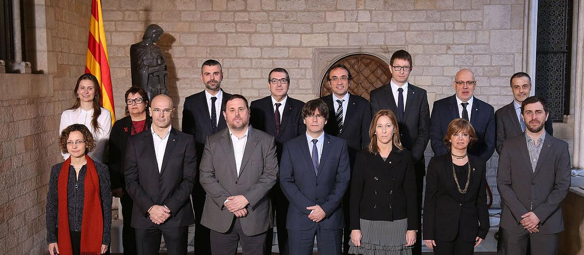 Foto oficial del primer Gobierno de la Generalitat de Puigdemont