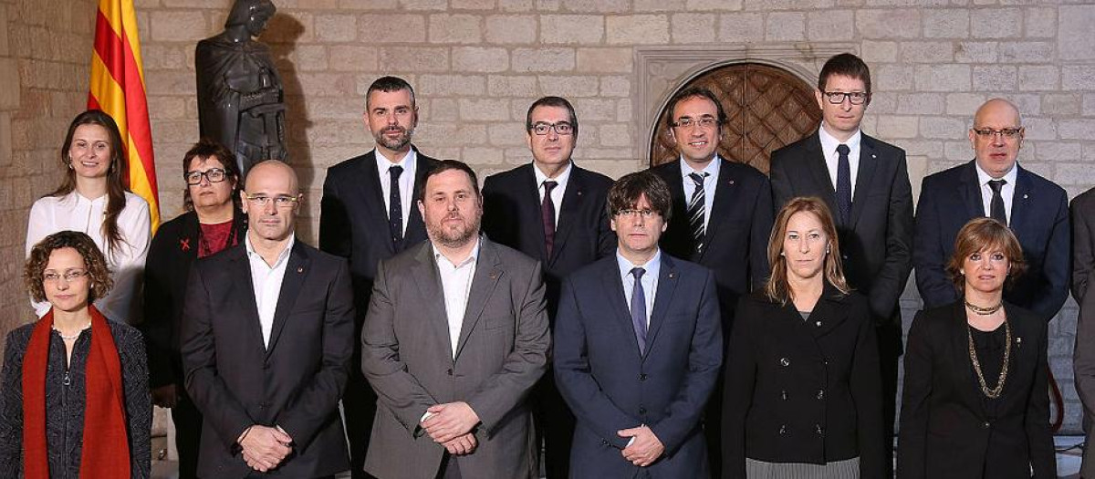 Foto oficial del primer Gobierno de la Generalitat de Puigdemont