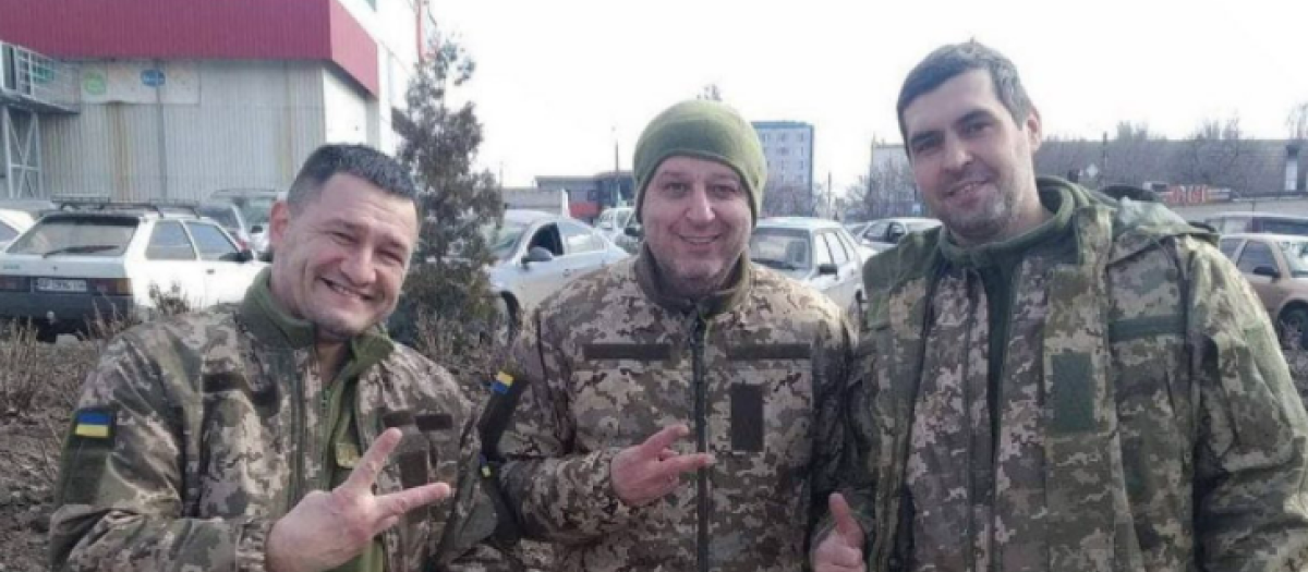 Yuri Vernydub (en el centro), entrenador del Sheriff Tiraspol, en Ucrania con el uniforme militar