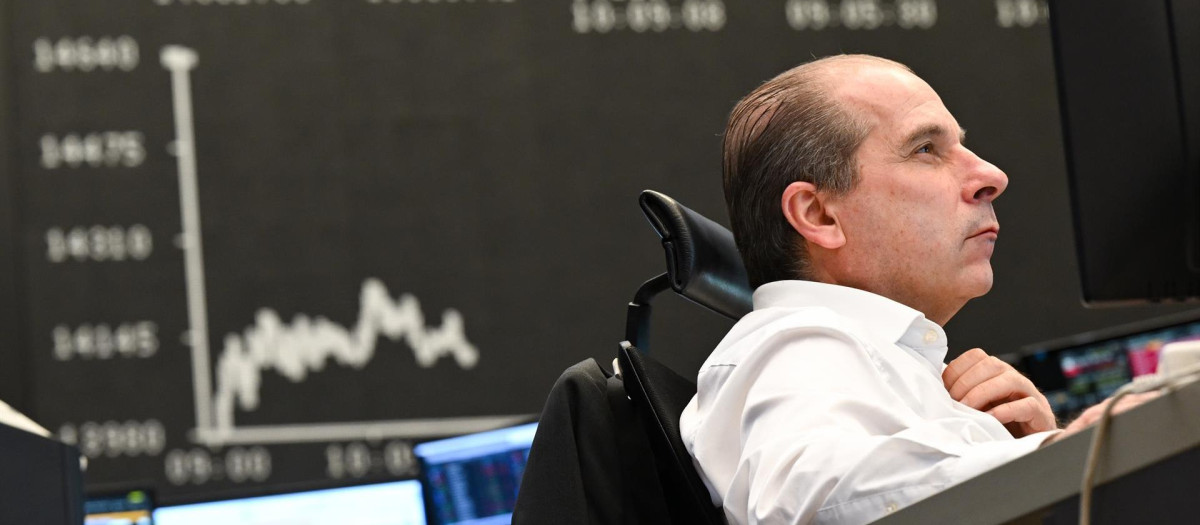 Un inversor alemán mira la evolución de la Bolsa con preocupación.